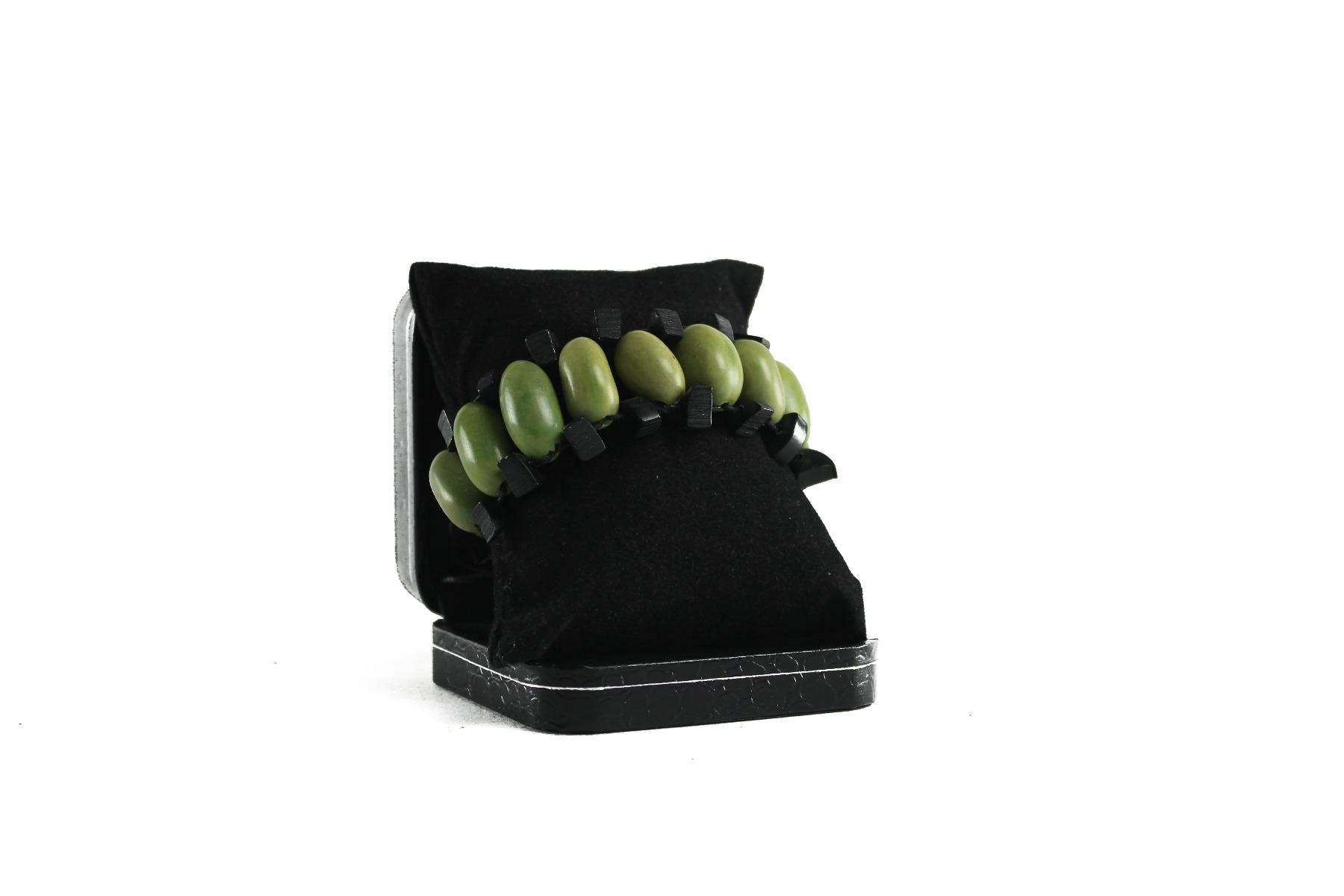 Women bracelet green natural seeds